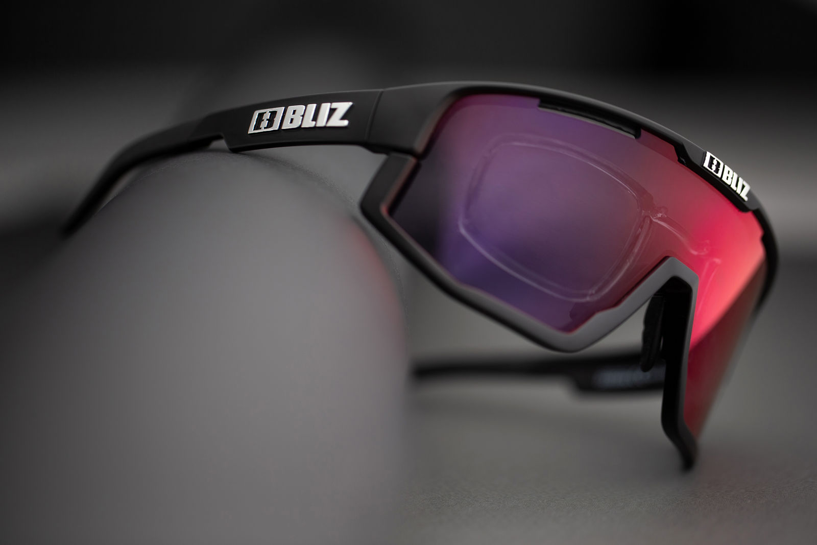 52001-14-vision-bliz sunglasses_detail_matt black_sportsglasses_detail1-medium